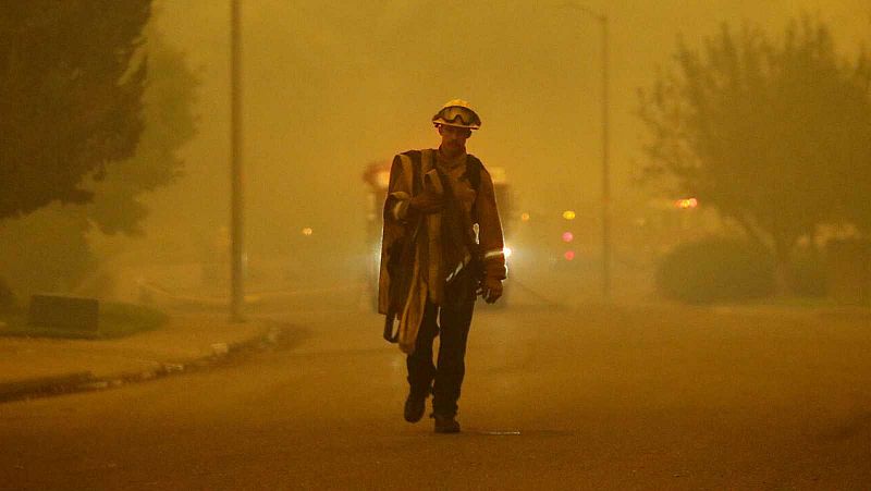 Los fuertes vientos avivan los incendios en California y dejan al menos 25 fallecidos y miles de evacuados