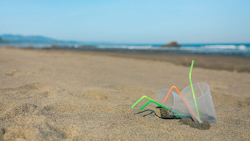 Inglaterra prohíbe desde este jueves las pajitas y los bastoncillos de plástico de un solo uso