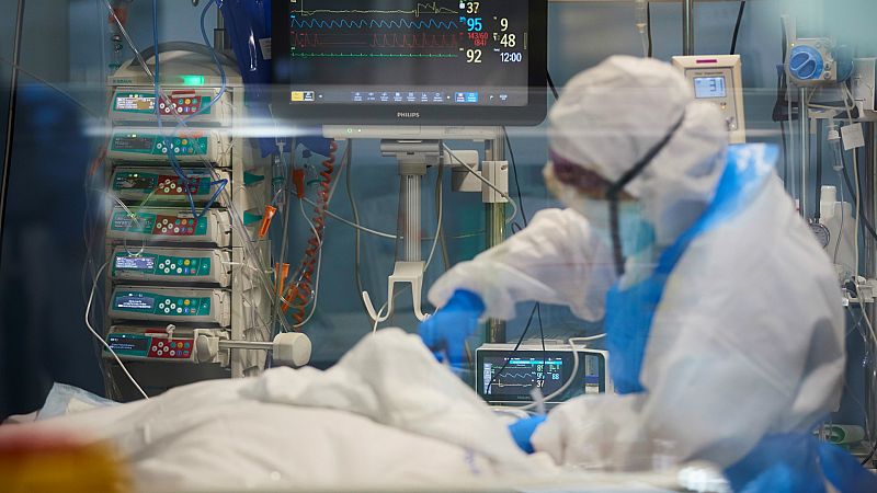 Los sanitarios estallan contra la nueva ley que permite contratar médicos sin título: "Pone en riesgo a los pacientes"