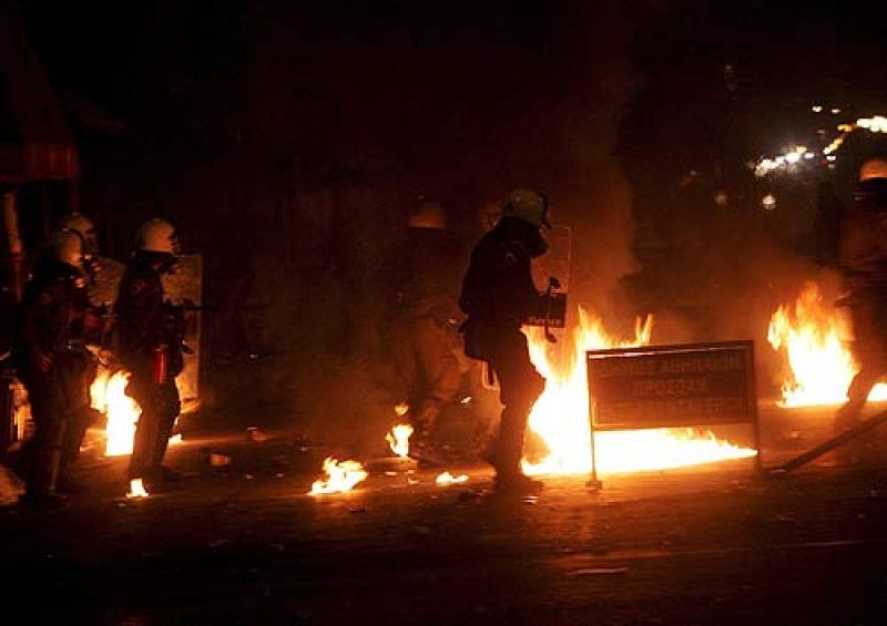 El primer ministro griego pide aislar a los violentos tras la tercera noche de disturbios