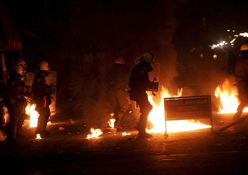 El primer ministro griego pide aislar a los violentos tras la tercera noche de disturbios