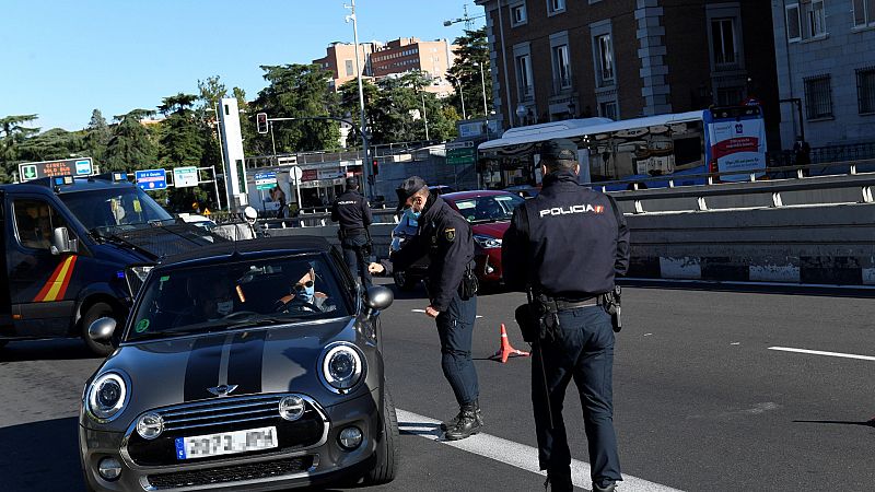 Controles aleatorios y menos tráfico de lo habitual en la primera jornada de restricciones en Madrid