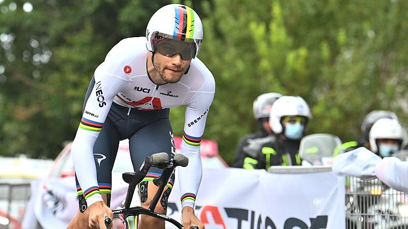 Ganna vuela en la contrarreloj de apertura y se enfunda la "maglia" rosa