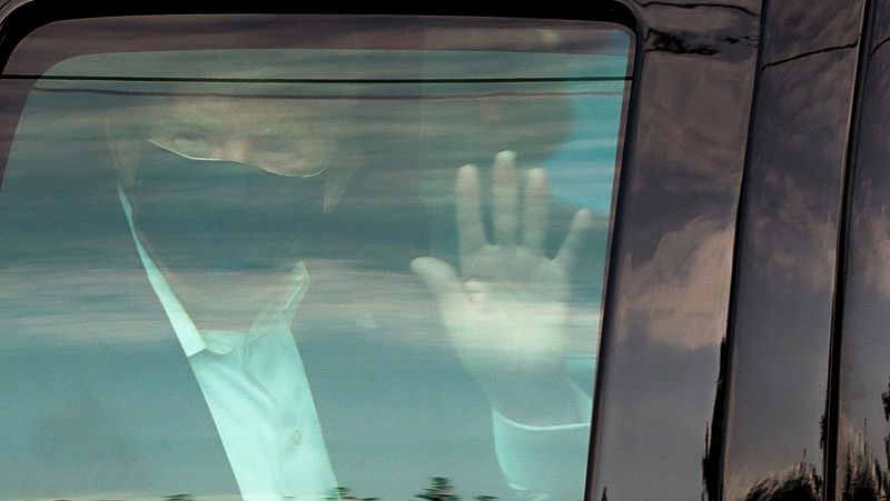 Trump sale por sorpresa del hospital para saludar a sus simpatizantes desde el coche a pesar de estar en cuarentena
