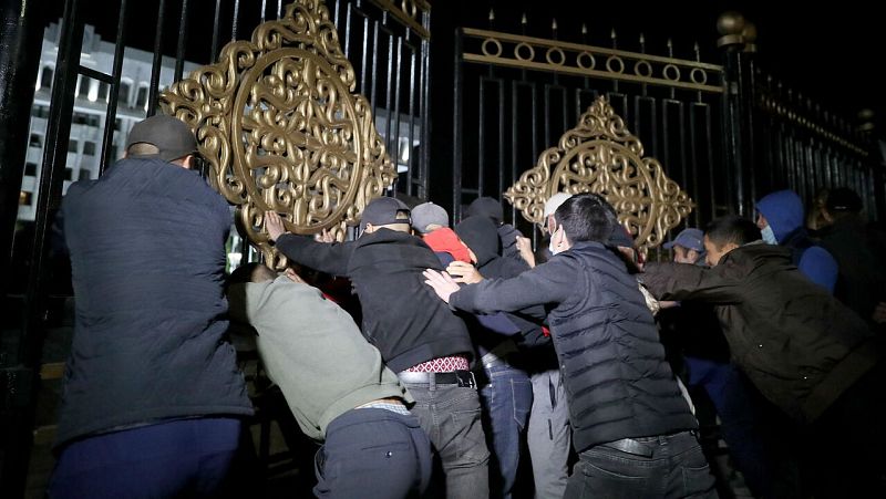 Manifestantes ocupan la sede de gobierno en Kirguistán en protesta por el resultado de las elecciones parlamentarias