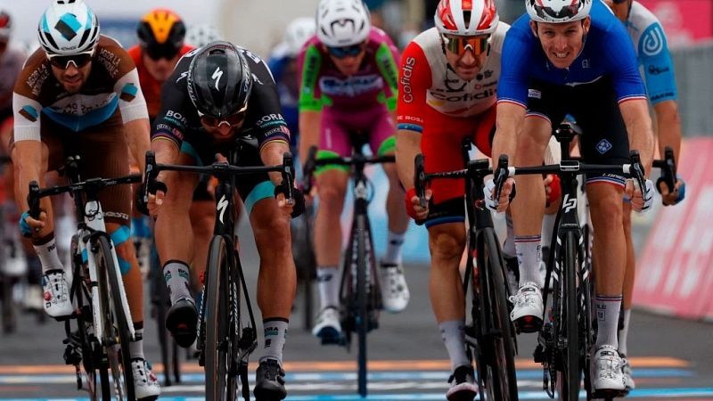 Demare se impone a Sagan en el sprint y suma su primer triunfo en el Giro 2020