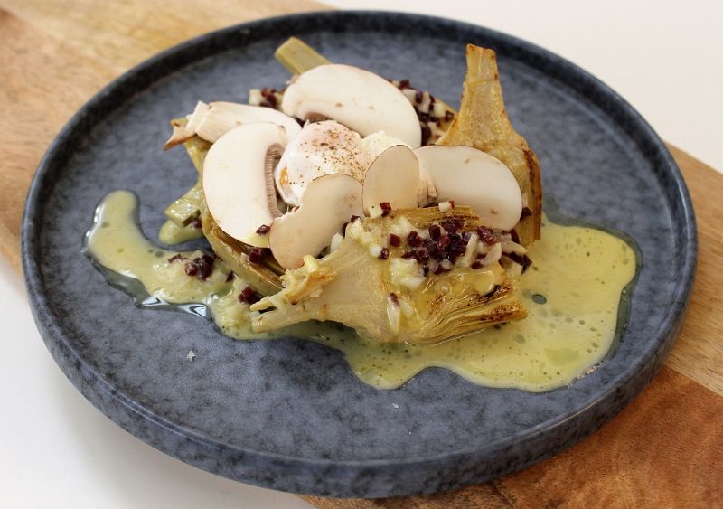 Alcachofas con huevo poché