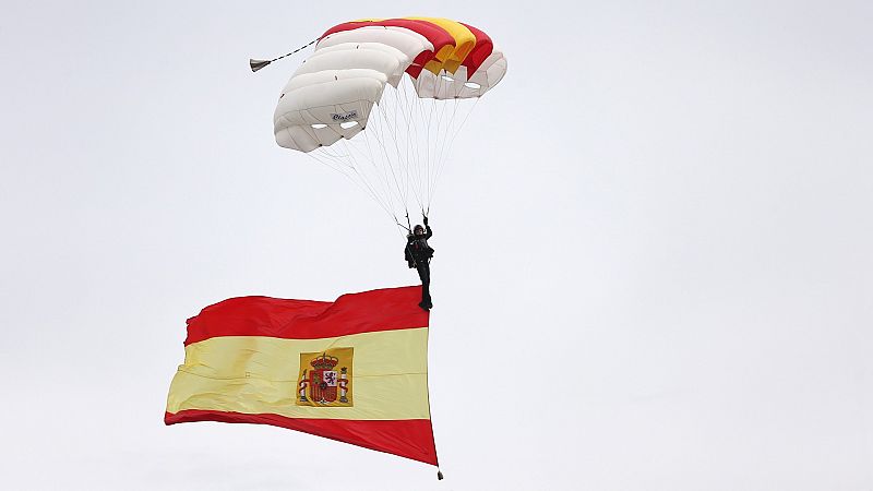 Los reyes presiden la Fiesta Nacional sin desfile militar y con la presencia de Iglesias por primera vez