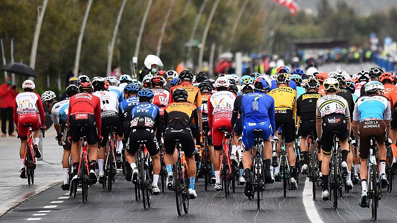 Jumbo Visma y Mitchelton-SCOTT abandonan el Giro tras registrar varios positivos por Covid-19