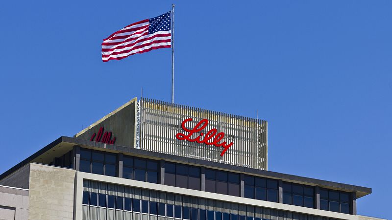 Eli Lilly frena "por seguridad" los ensayos de su terapia para el COVID-19 días después de que Trump elogiara el tratamiento