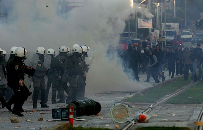 Los disturbios siguen en Atenas después del entierro del joven al que mató un policía