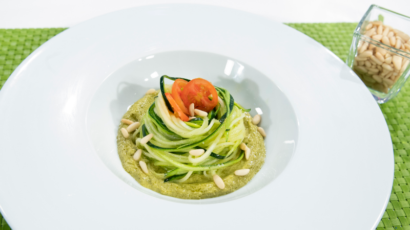 Espaguetis de calabacín con pesto de aguacate