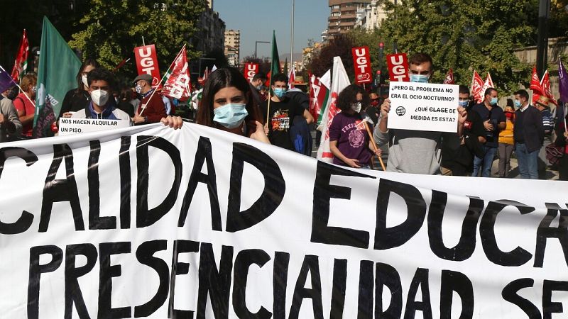 Cientos de personas se manifiestan contra la suspensión de las clases presenciales en la Universidad de Granada