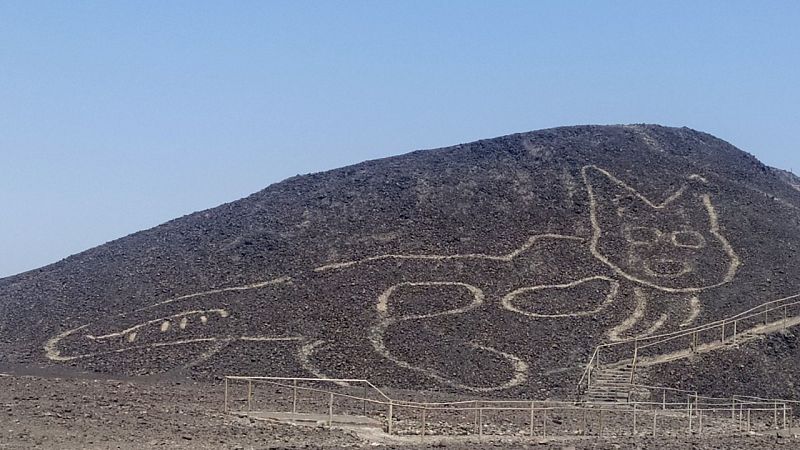 Descubren un nuevo geoglifo en forma de gato en las líneas de Nazca