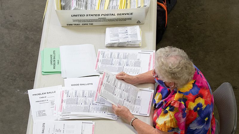 Votantes por correo en Florida denuncian papeletas con sobres ya sellados