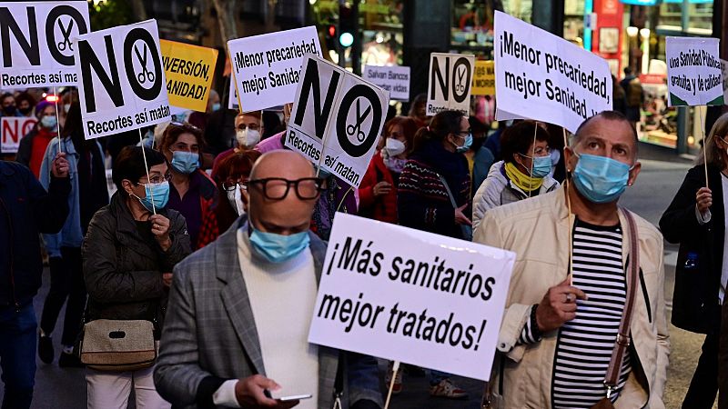 Manifestantes en una treintena de ciudades protestan contra la privatización del sistema sanitario