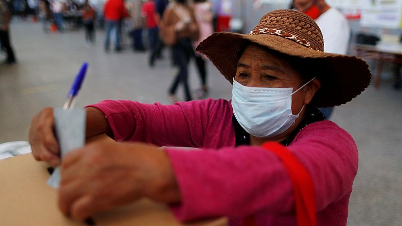 Los bolivianos votan en unas elecciones marcadas por la pandemia y la ausencia de Evo Morales