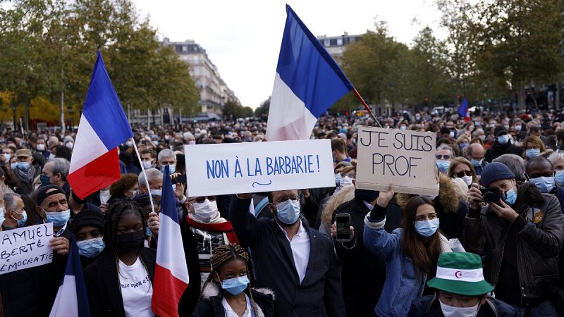 Miles de franceses rinden homenaje al profesor decapitado: "Hay que demostrar que no tenemos miedo"