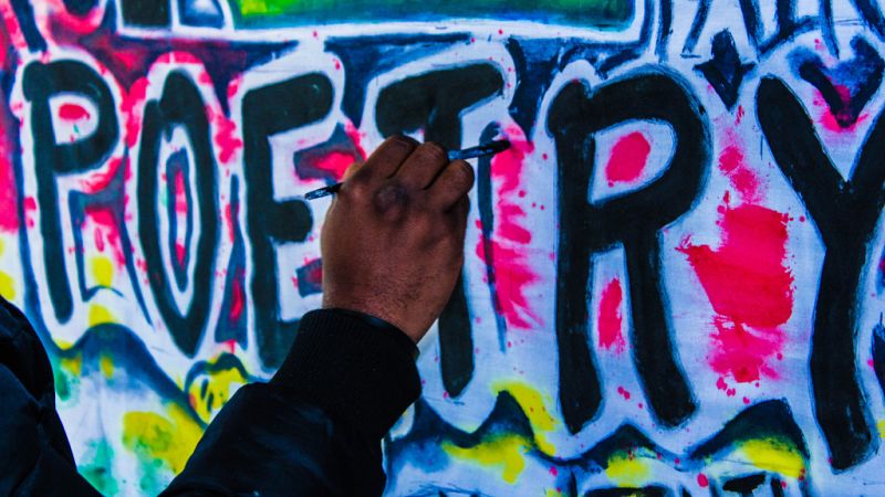 De las redes sociales a las librerías de todo el mundo: ¿a qué se debe el éxito de la prosa poética?