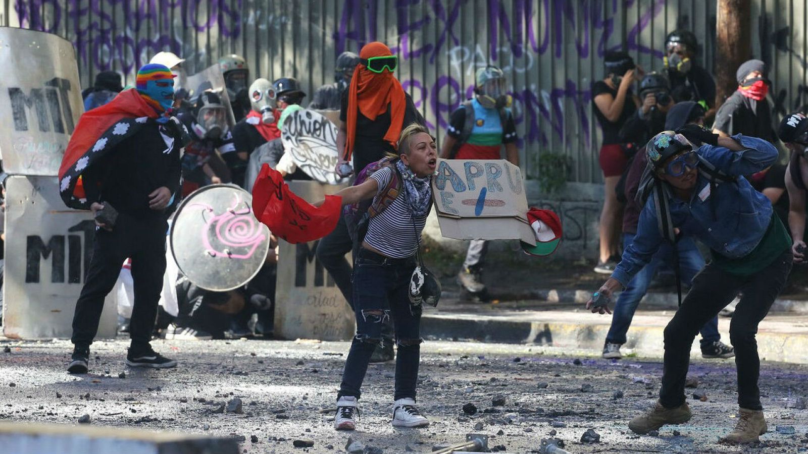 Miles de personas en Chile conmemoran el aniversario de las protestas contra el Gobierno - RTVE.es - La noche en 24h | Ver