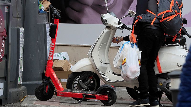 Los controladores del SER en Madrid multarán a partir de enero a patinetes, bicis y motos de alquiler mal aparcados