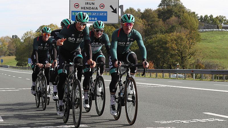 Todos los ciclistas inscritos en la Vuelta superan las PCR y podrán tomar la salida en Irún
