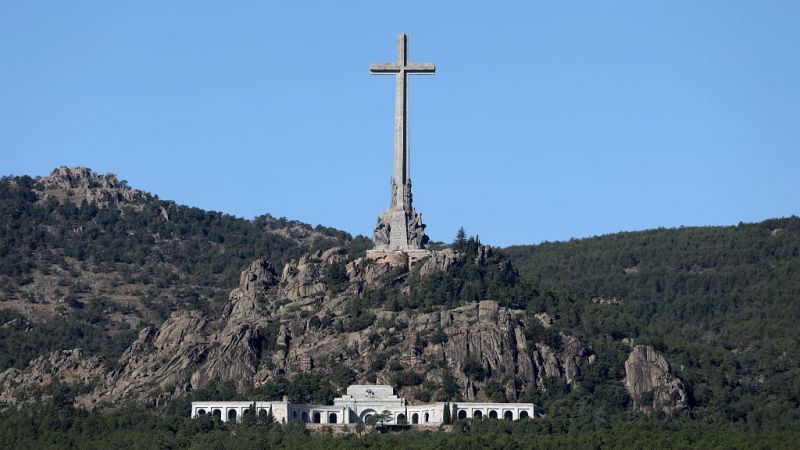 Calvo asegura que se garantizará el derecho a exhumar a víctimas enterradas en el Valle de los Caídos