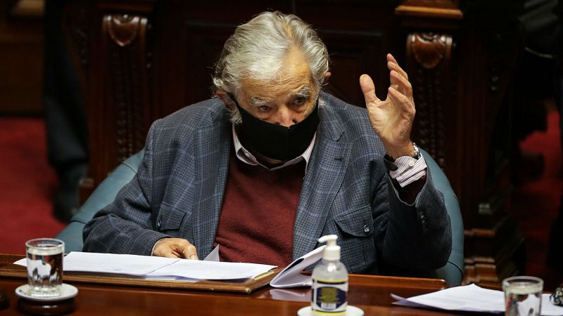 Los expresidentes uruguayos Mujica y Sanguinetti renuncian a sus escaños y cierran una era política en el país