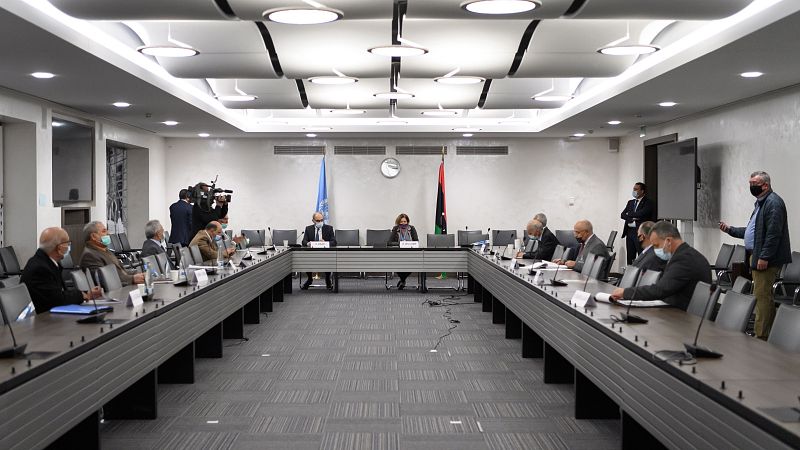 Gobierno y Parlamento libios firman en Ginebra un alto el fuego permanente tras seis años de guerra civil