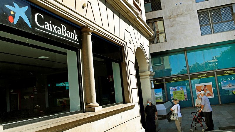 Caixabank y Bankia convocan a sus accionistas en diciembre para votar la fusión