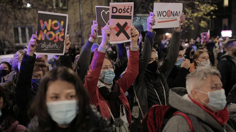 Miles de polacos protestan tras la sentencia del Constitucional contraria al aborto por malformación del feto