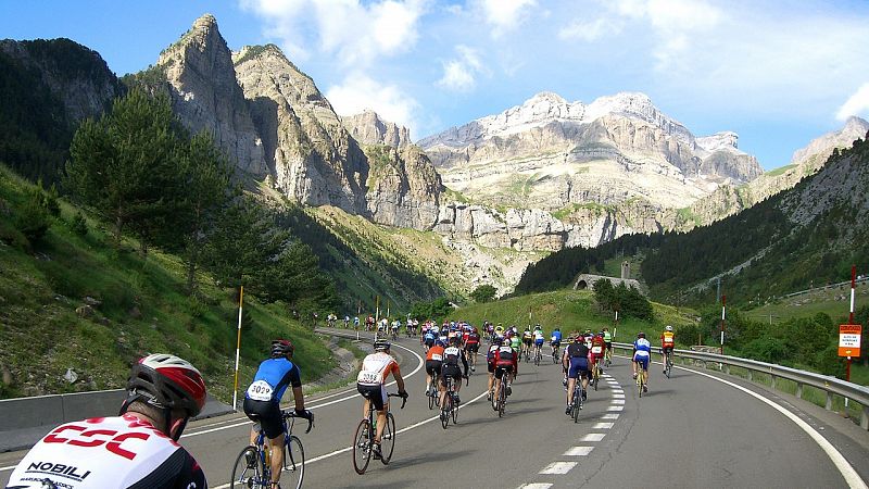 La Vuelta arriba a Sabiñánigo y Sabiñánigo significa ciclismo