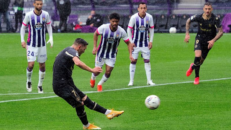 El Alavés resurge ante un Valladolid que sigue en caída libre