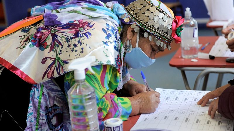 Chile vota en un plebiscito histórico si dice adiós a la Constitución de Pinochet