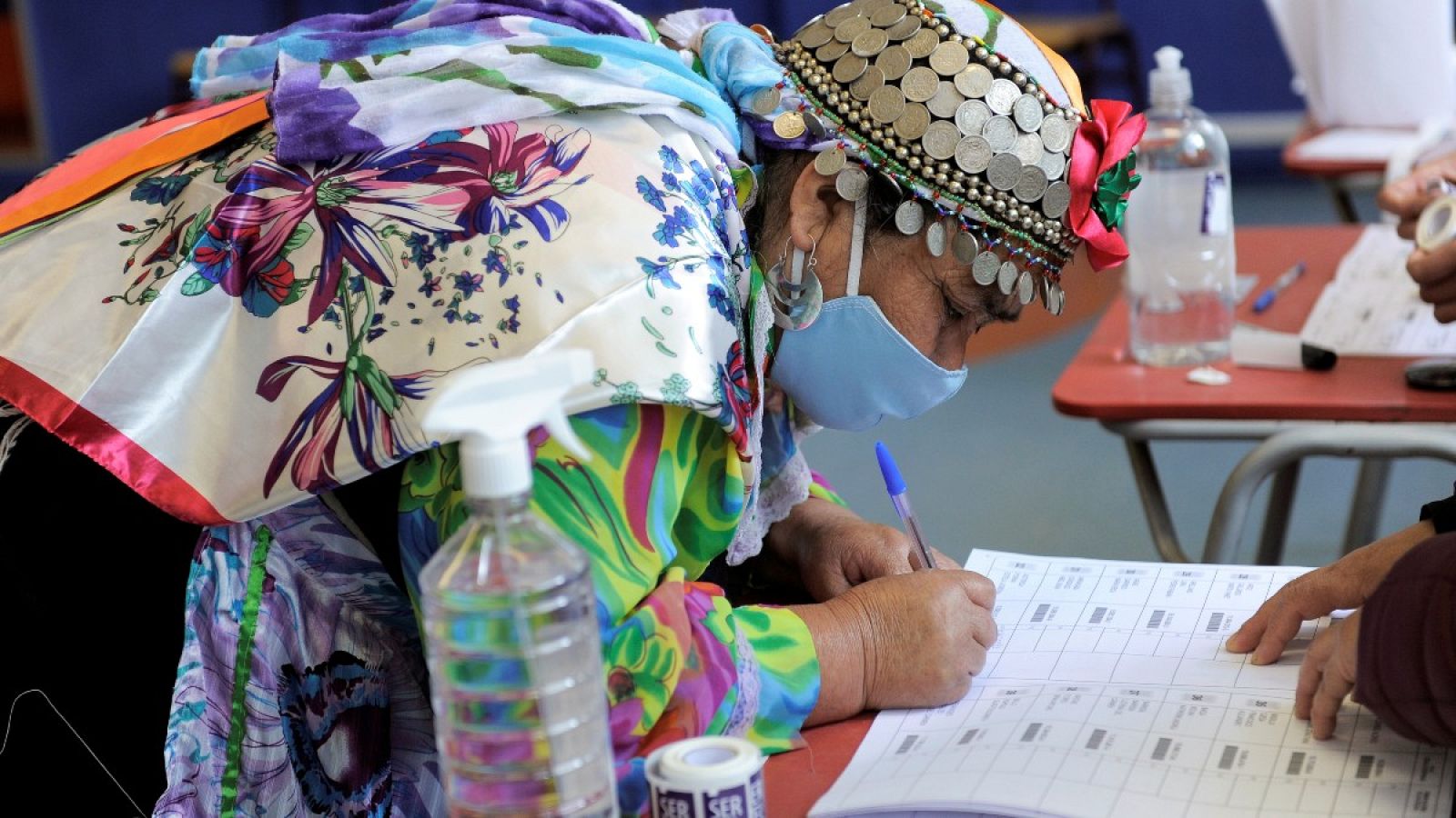 Calma en Chile y largas filas en centros de votación en histórico plebiscito | Ver