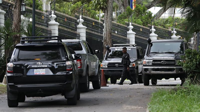 Exteriores condena las detenciones y los registros de personal de la Embajada española en Caracas