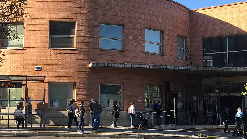 "Otra vez comunica..." El atasco telefónico complica el día a día de un centro de salud madrileño