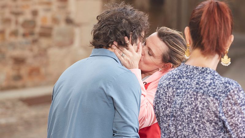 El apasionado beso de Ainhoa Arteta a Jordi Cruz en MasterChef