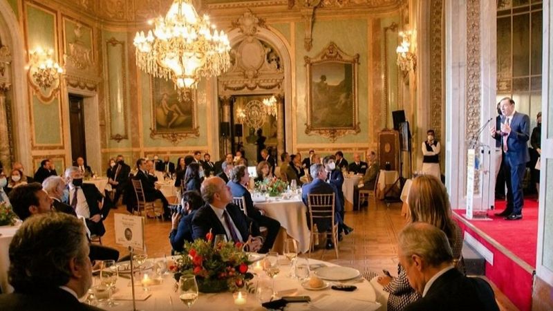 Polémica por la asistencia a una gala de líderes políticos sin llevar mascarilla ni guardar distancia social