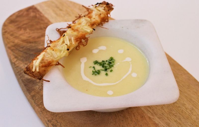 Vichyssoise con hojaldre de queso y manzana