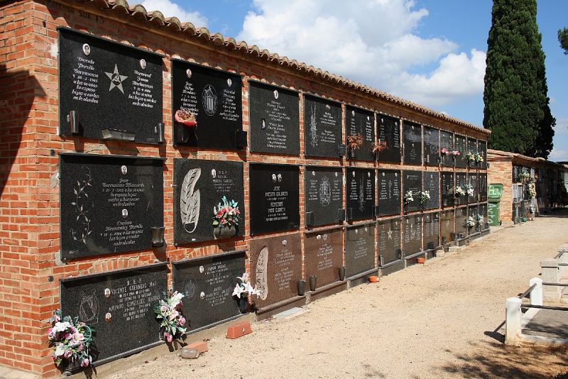 Romances y masones: un recorrido por el cementerio de Buñol