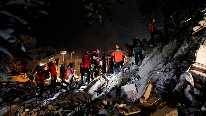 Un fuerte terremoto en el Egeo causa al menos 22 muertos, 20 de ellos en Turquía y más de 700 heridos