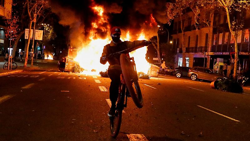 Al menos 12 detenidos tras una protesta en Barcelona contra las medidas de la Generalitat ante el coronavirus