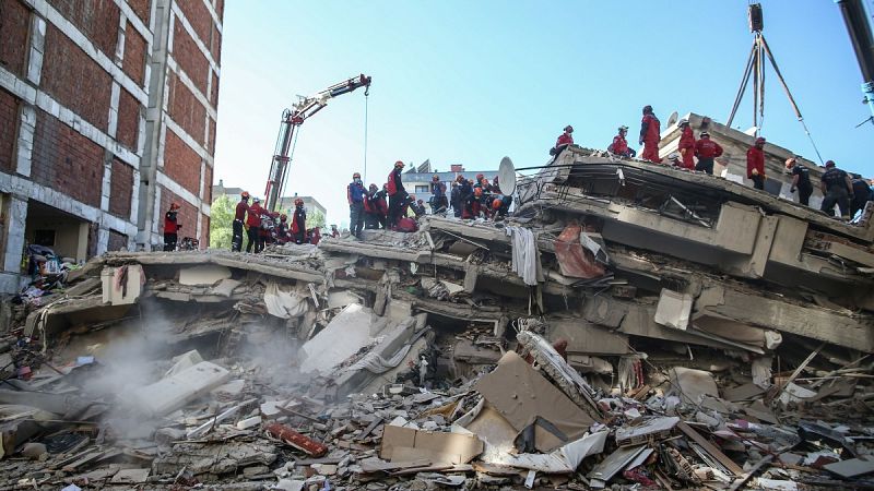 Buscan supervivientes tras el terremoto en Grecia y Turquía mientras se elevan los fallecidos