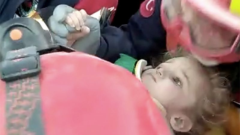 Rescatan a dos menores sepultadas bajo los escombros en Esmirna 65 horas después del terremoto