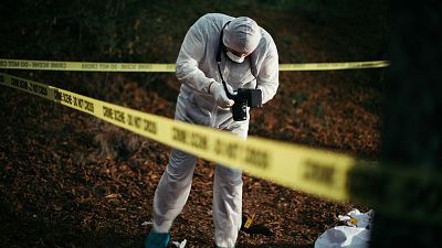 Memoria de delfín - Escenarios del crimen: 26 años del nacimiento de la Policía Científica - Escucha ahora