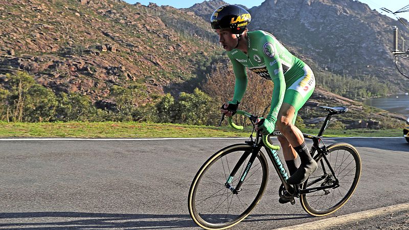 El todoterreno Roglic gana en Ézaro, pero la Vuelta sigue abierta