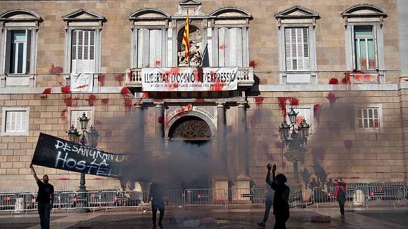 Lanzan pintura contra la fachada de la Generalitat en protesta por el cierre de la hostelería