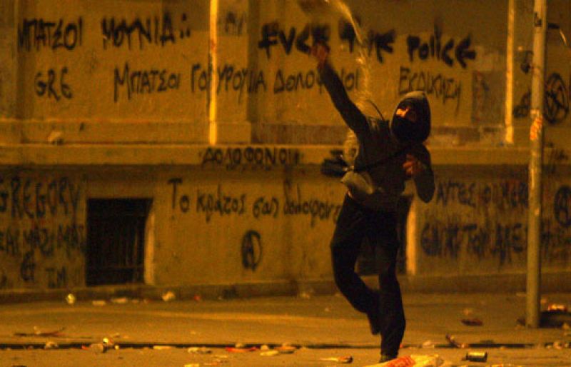Grupos de radicales atacan más de diez comisarías y la cárcel más importante del país en Atenas