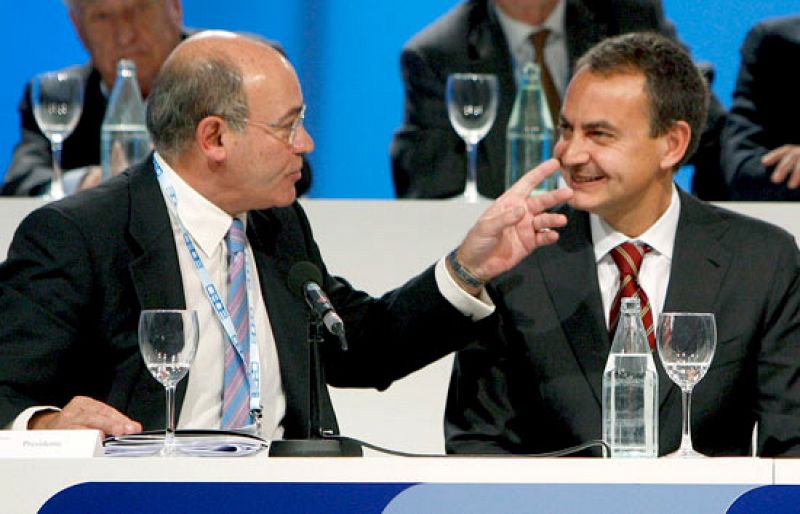 La CEOE critica que las medidas "llegan tarde" y Zapatero confía en que fallen las previsiones